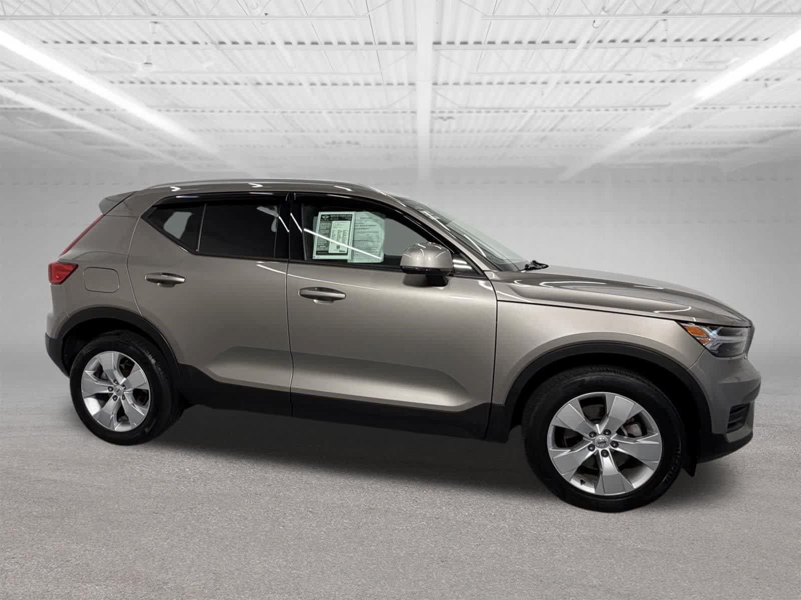 Used 2022 Volvo XC40 T4 Momentum FWD image 7