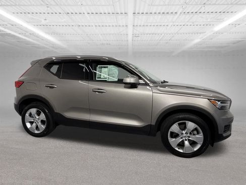 Used 2022 Volvo XC40 T4 Momentum FWD image 7