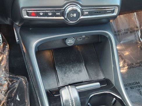 Used 2022 Volvo XC40 P8 Recharge Plus image 24