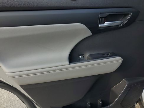 Used 2024 Toyota Highlander XLE image 16