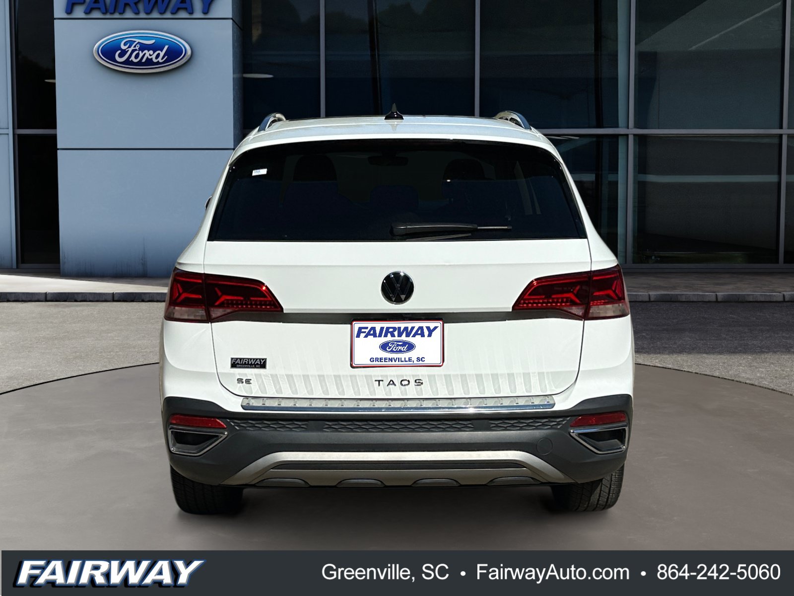 Used 2024 Volkswagen Taos SE w/ Panoramic Sunroof Package FWD image 6