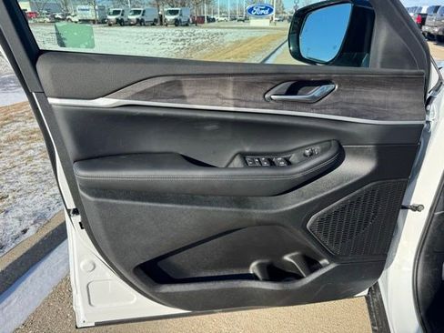 New 2026 Jeep Grand Cherokee Altitude image 7