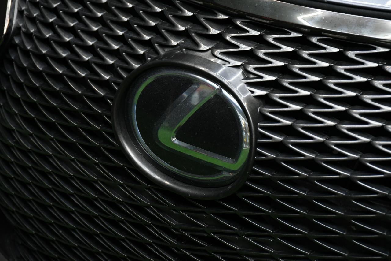 Used 2015 Lexus RC F w/ Premium Package RWD image 2