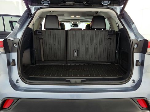 Certified 2021 Toyota Highlander XLE image 29