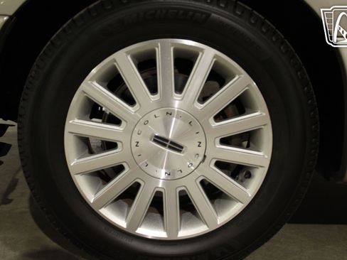 Used 2003 Lincoln Town Car Executive image 23