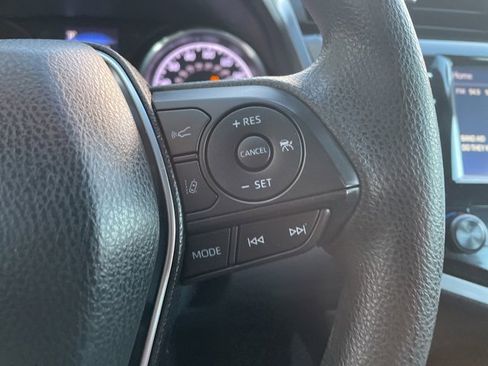 Used 2018 Toyota Camry LE image 14