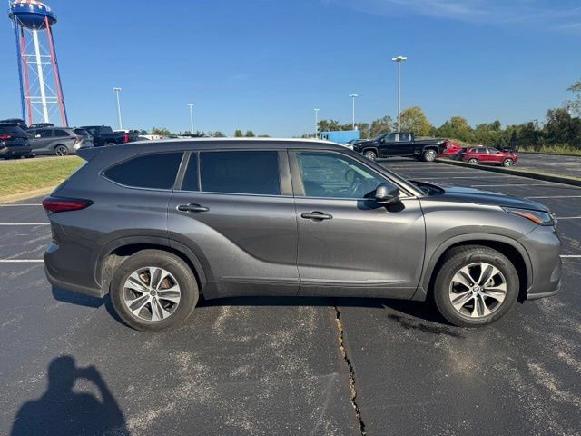 Used 2023 Toyota Highlander XLE FWD image 2