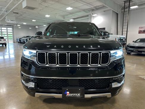 Used 2023 Jeep Wagoneer Series III w/ Preferred Equipment Group AWD/4WD image 2