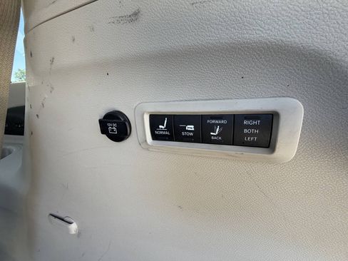 Used 2018 Chrysler Pacifica Limited FWD image 28