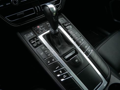 Used 2021 Porsche Macan image 24