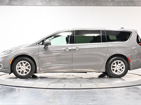 Used 2023 Chrysler Pacifica Touring-L w/ Uconnect Theater Family Group FWD image 28