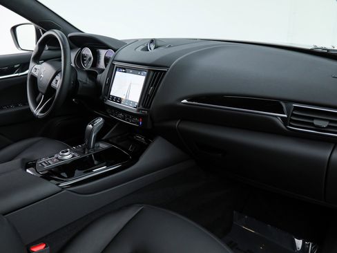 Certified 2023 Maserati Levante GT AWD/4WD image 12