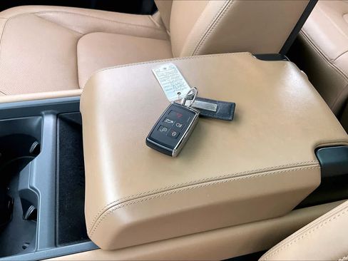 Used 2025 Land Rover Defender 110 X-Dynamic SE AWD/4WD image 13