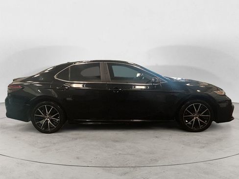 Used 2022 Toyota Camry SE image 6