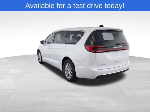 Used 2024 Chrysler Pacifica Touring-L FWD image 3
