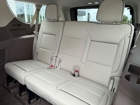 Used 2024 GMC Yukon XL Denali RWD image 11