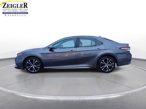 Used 2020 Toyota Camry SE image 8