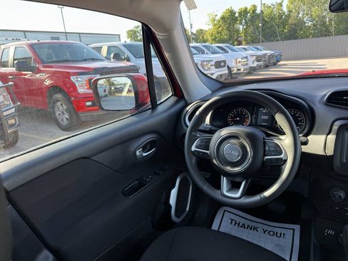 Used 2018 Jeep Renegade Latitude AWD/4WD image 19