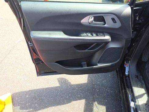 Used 2025 Chrysler Pacifica Limited FWD image 10