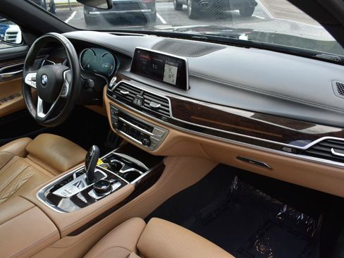 Used 2019 BMW 750i w/ Executive Package RWD image 13