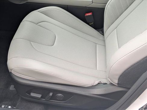 Certified 2025 Hyundai Elantra Limited FWD image 4
