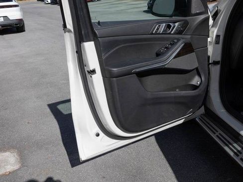 Used 2024 BMW X5 xDrive50e image 10