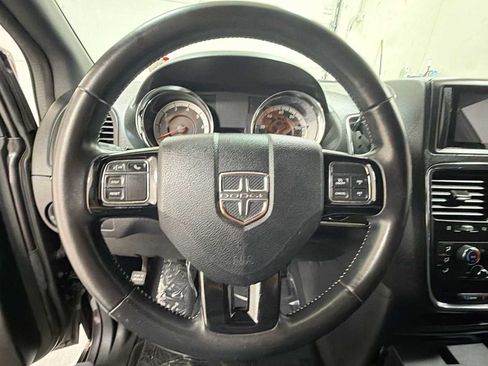 Used 2017 Dodge Grand Caravan SE FWD image 16