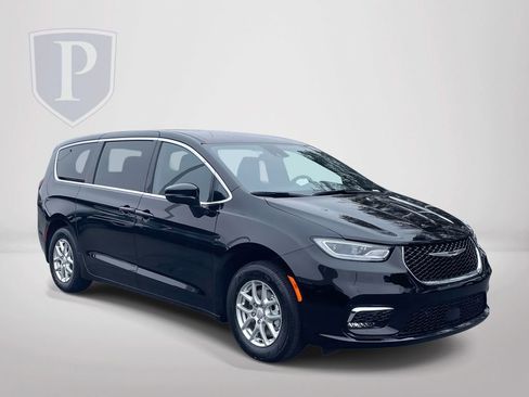 New 2026 Chrysler Pacifica Select image 2