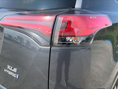 Used 2018 Toyota RAV4 XLE AWD/4WD image 30