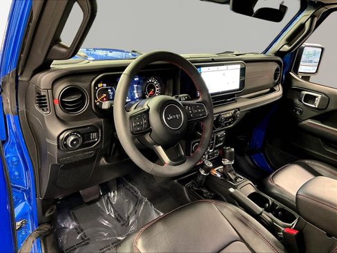 Used 2024 Jeep Wrangler Unlimited Rubicon AWD/4WD image 17