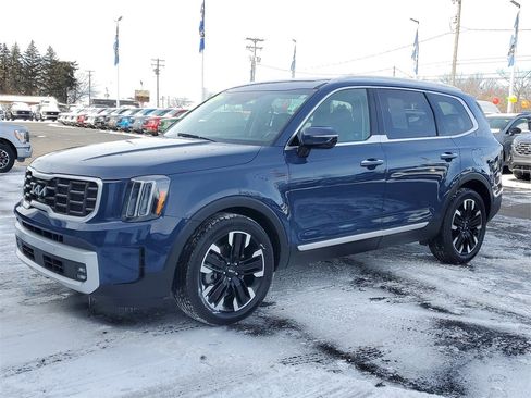 Used 2025 Kia Telluride SX w/ SX Captain's Chair Package image 3