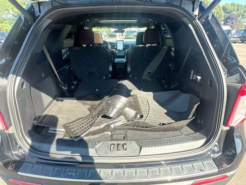 Used 2022 Ford Explorer Platinum w/ Equipment Group 601A AWD/4WD image 27