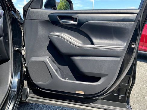 Used 2021 Toyota Highlander XLE image 23