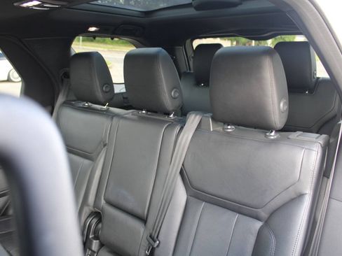 Used 2019 Land Rover Discovery SE AWD/4WD image 18