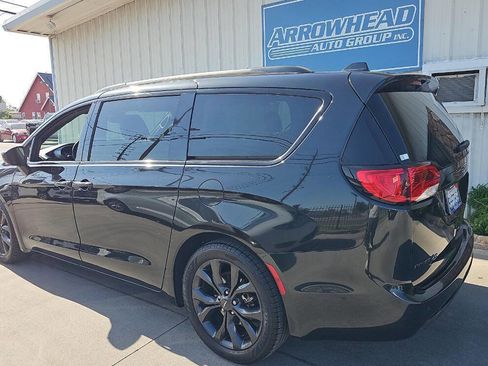 Used 2018 Chrysler Pacifica Touring-L w/ Advanced Safetytec Group FWD image 4