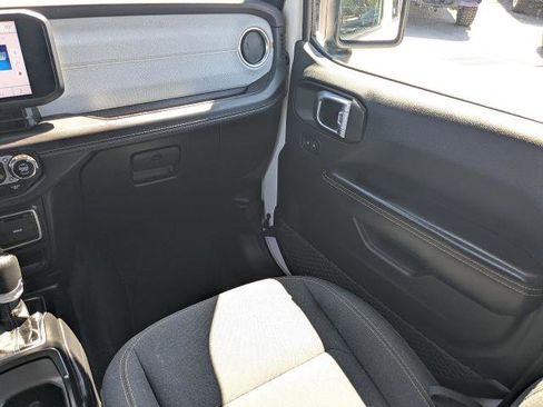 Used 2025 Jeep Wrangler Unlimited Sahara AWD/4WD image 17
