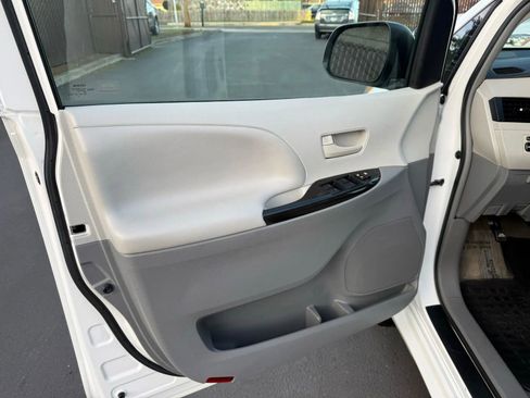 Used 2011 Toyota Sienna LE w/ Towing Pkg image 8