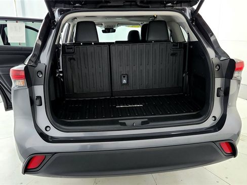 Used 2024 Toyota Highlander XLE image 18