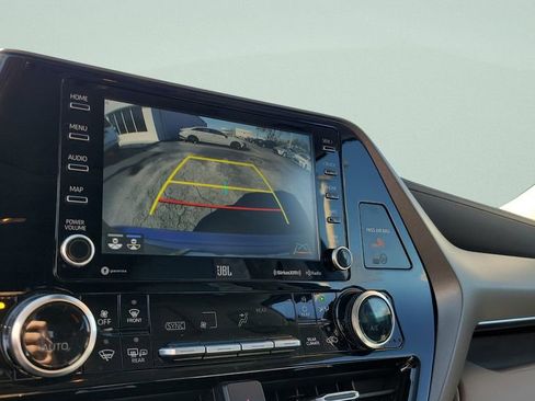 Used 2022 Toyota Highlander Limited image 17