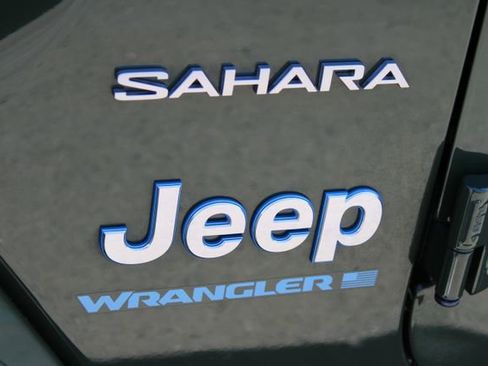 Used 2023 Jeep Wrangler Unlimited Sahara w/ Cold Weather Group AWD/4WD image 9