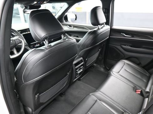 Used 2024 Jeep Grand Cherokee Limited image 39