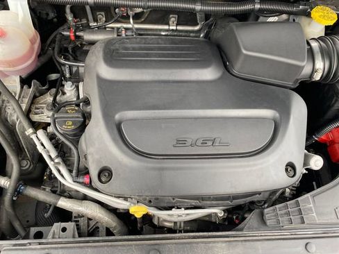 Used 2024 Chrysler Pacifica Touring-L FWD image 18