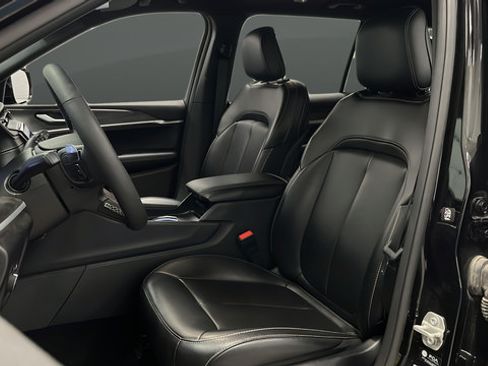 Used 2024 Jeep Grand Cherokee L Limited w/ Black Appearance Package AWD/4WD image 9