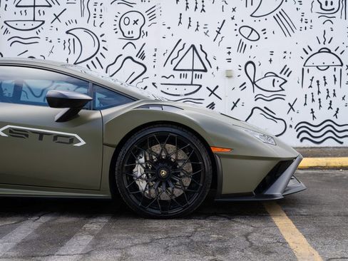 Used 2022 Lamborghini Huracan STO image 2