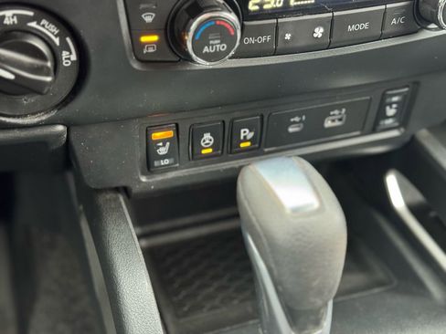 Used 2022 Nissan Frontier SV image 16