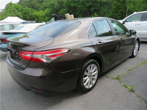 Used 2018 Toyota Camry LE FWD image 2