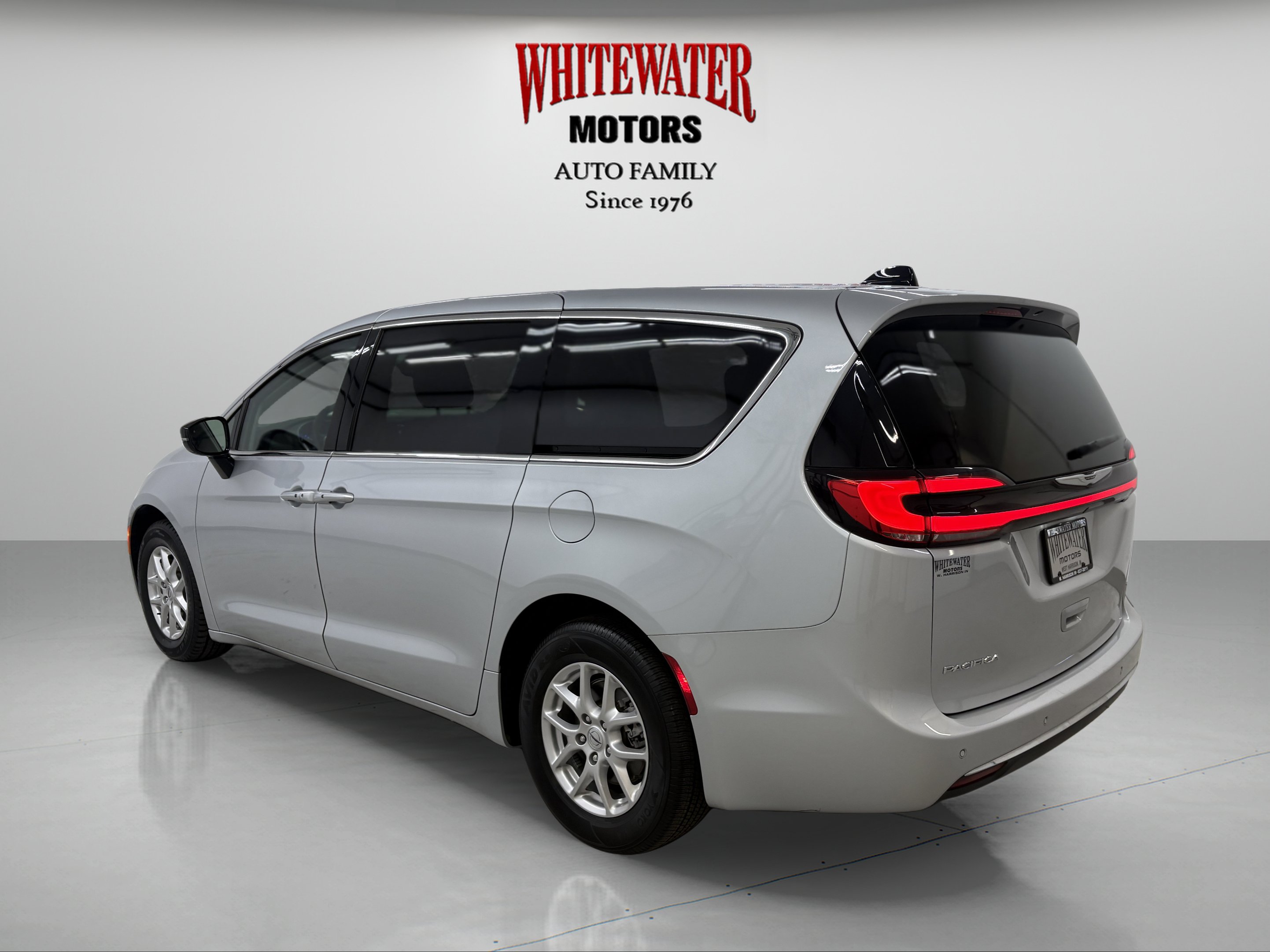 Used 2024 Chrysler Pacifica Touring-L FWD image 2