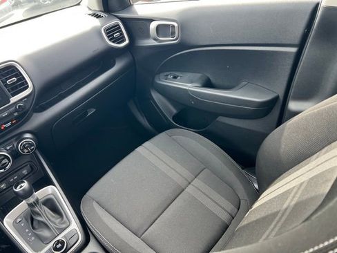 Used 2025 Hyundai Venue SEL image 11