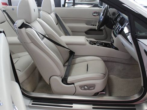 Used 2019 Rolls-Royce Dawn RWD image 15