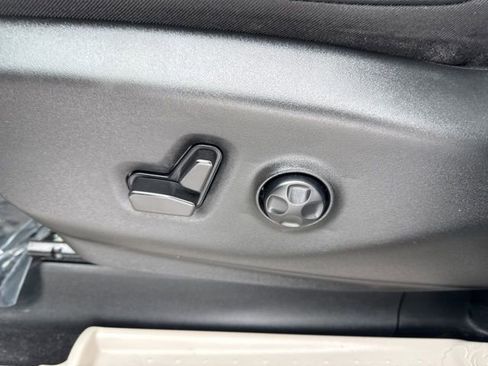 Used 2024 Chrysler Pacifica Touring-L image 14